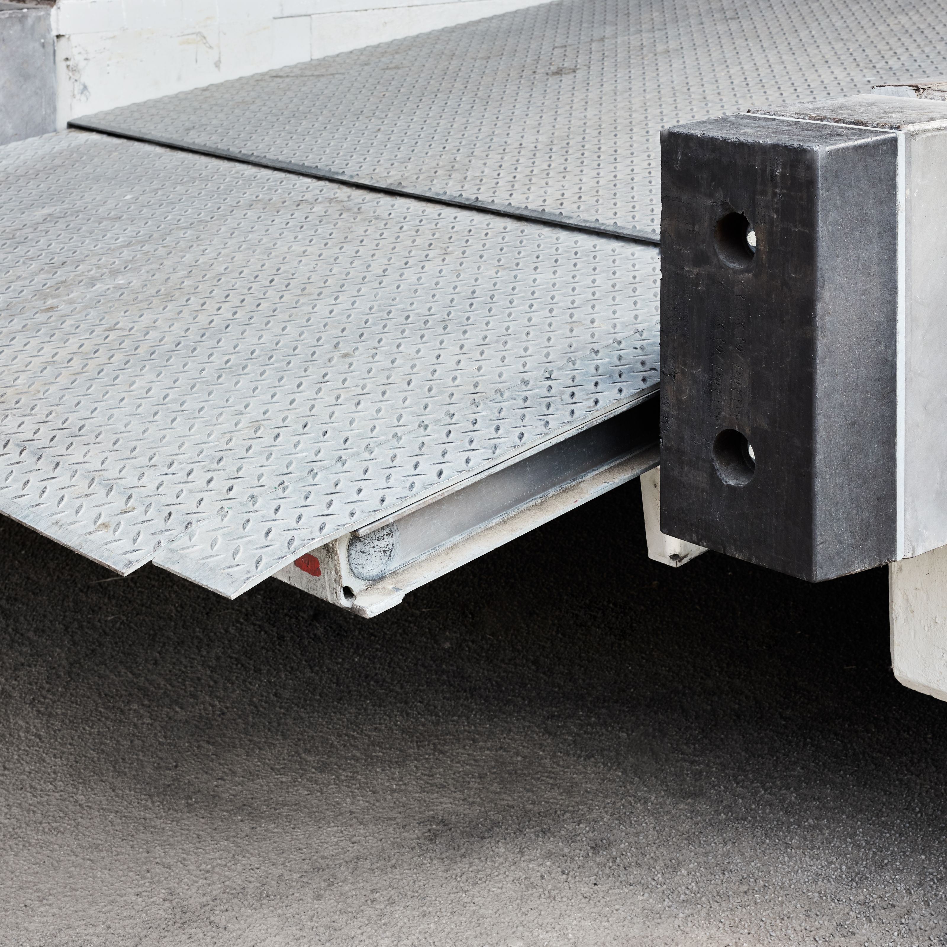 Loading ramps | Gilgen Logistics AG