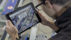 Monteur mit Tablet Monteur mit Tablet und eingeblendeten Augmented Reality Anweisungen.